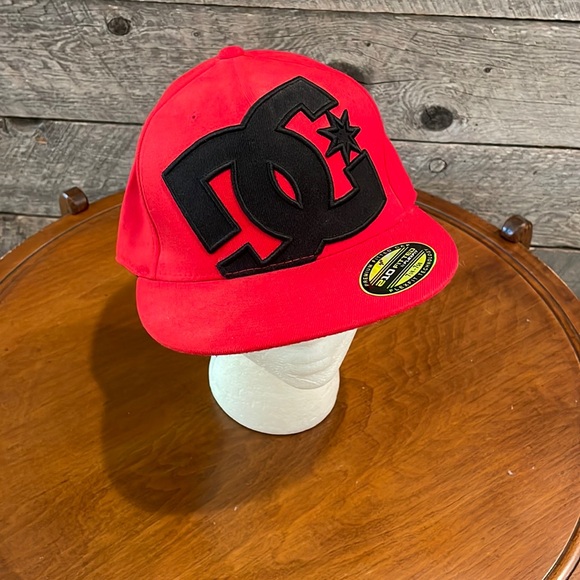 D/C 210 fitted brim hat - Picture 1 of 6